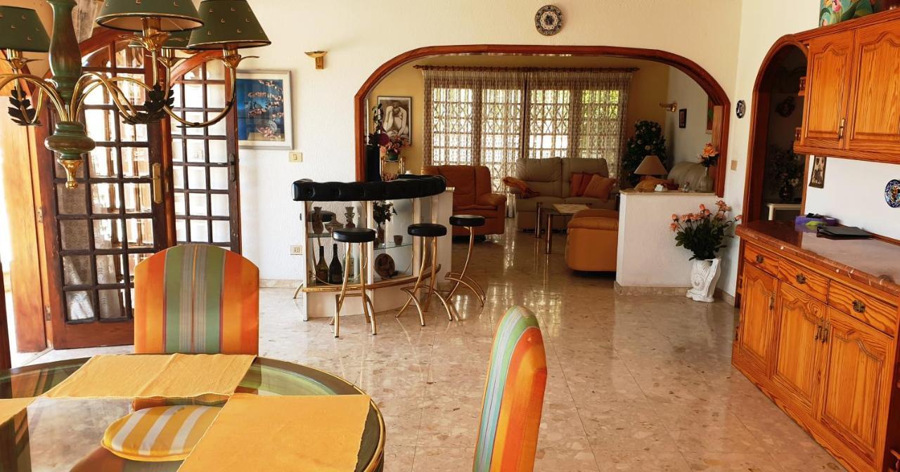 הוילה אדחה Sunny House With Private Pool And Sea View מראה חיצוני תמונה
