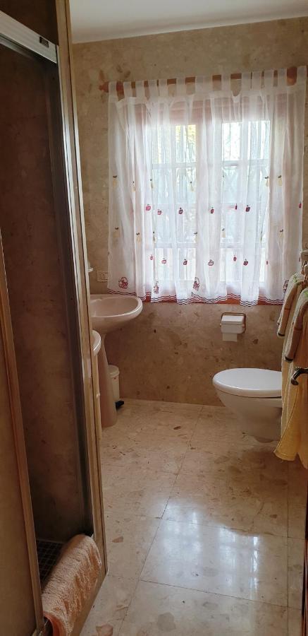 הוילה אדחה Sunny House With Private Pool And Sea View מראה חיצוני תמונה